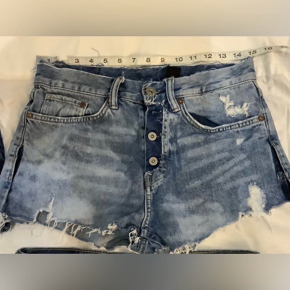 Pairs of 5 Jean Shorts
All 5 Shorts have the same measurements